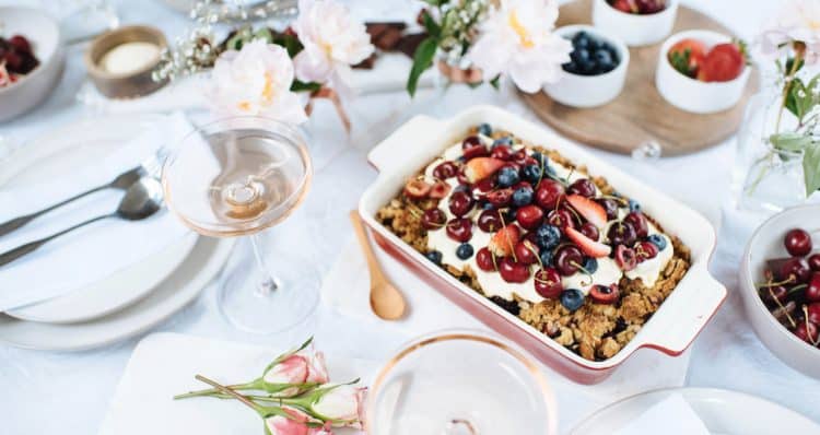 Tips voor een minimalistische vakantietafel en mijn Berry Crumble-recept