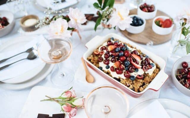 Tips voor een minimalistische vakantietafel en mijn Berry Crumble-recept Tips voor een minimalistische vakantietafel en mijn Berry Crumble-recept