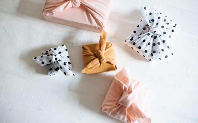 Vier creatieve cadeaupapierideeën om dit weekend te maken Vier creatieve cadeaupapierideeën om dit weekend te maken