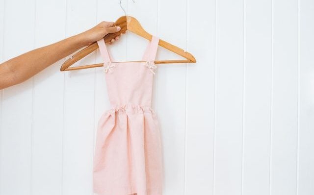 Maak deze eenvoudige Little Girl's Cross Back-jurk Maak deze eenvoudige Little Girl's Cross Back-jurk