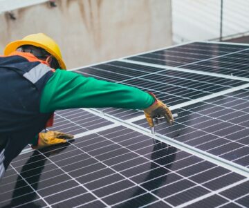 Zonnepanelen op een plat dak: waar moet je rekening mee houden?