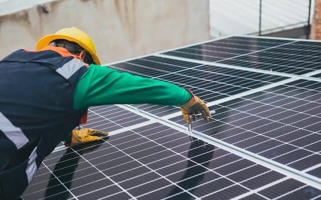 Zonnepanelen op een plat dak: waar moet je rekening mee houden?