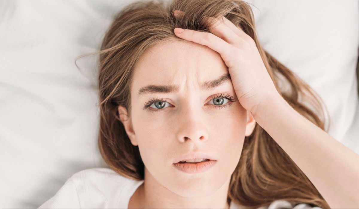 Drukkende hoofdpijn bovenop hoofd: dit kun je eraan doen