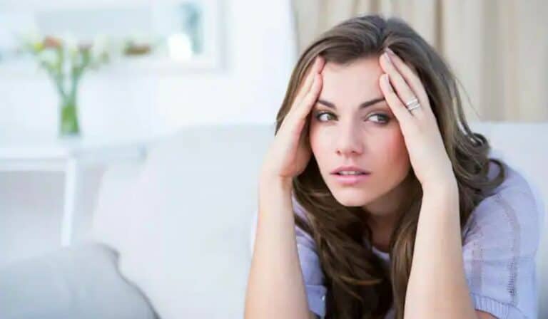 Drukkende hoofdpijn bovenop hoofd: dit kun je eraan doen
