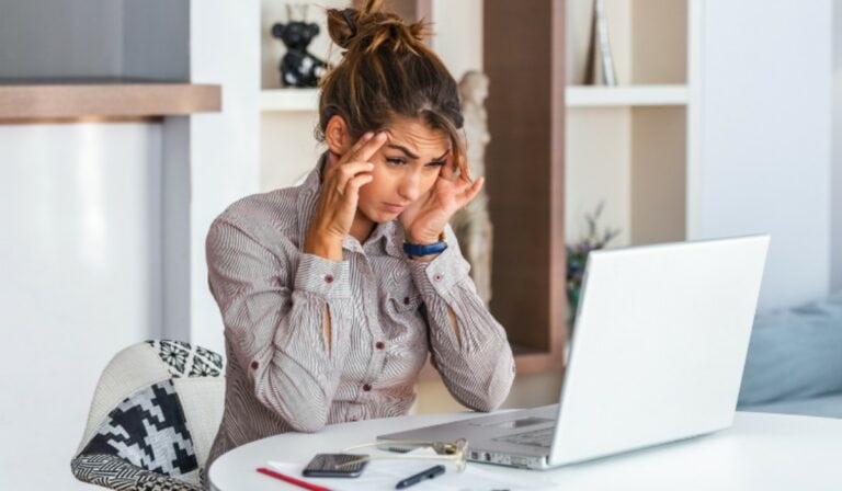 Drukkende hoofdpijn bovenop hoofd: dit kun je eraan doen