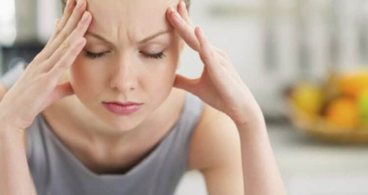 Misselijk en hoofdpijn voorhoofd: oorzaken, uitleg en tips